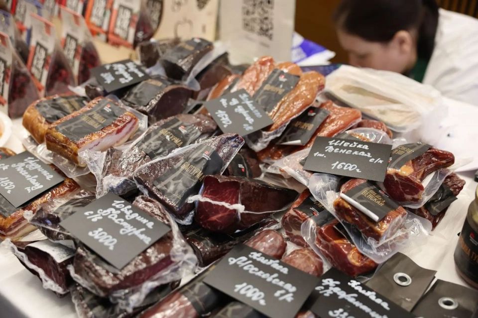 В фойе здания Правительства Псковской области проходит выставка-продажа продукции местных производителей В фойе здания Правительства Псковской области проходит выставка-продажа продукции местных производителей