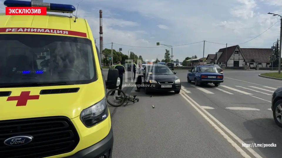 На перекрёстке улицы Рокоссовского и Рижского проспекта в Пскове велосипедист, проезжая по пешеходному переходу, столкнулся с автомобилем Ford На перекрёстке улицы Рокоссовского и Рижского проспекта в Пскове велосипедист, проезжая по пешеходному переходу, столкнулся с автомобилем Ford