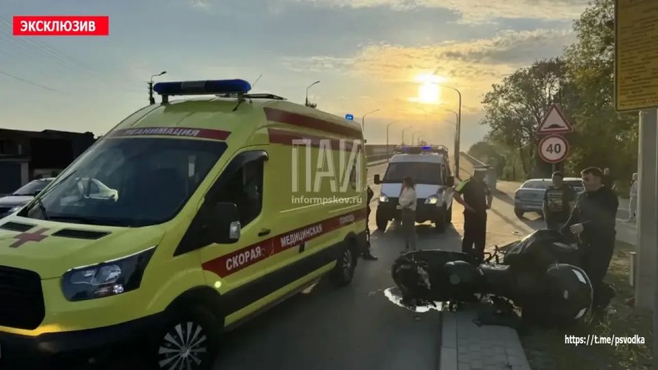В Пскове, на Крестовском шоссе, у виадука, произошло столкновение мотоцикла и кроссовера В Пскове, на Крестовском шоссе, у виадука, произошло столкновение мотоцикла и кроссовера