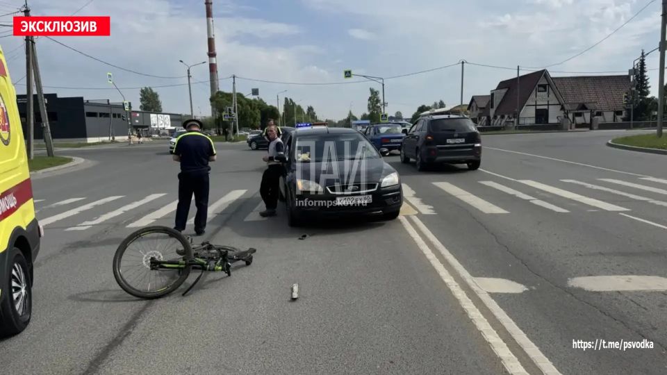 На перекрёстке улицы Рокоссовского и Рижского проспекта в Пскове велосипедист, проезжая по пешеходному переходу, столкнулся с автомобилем Ford
