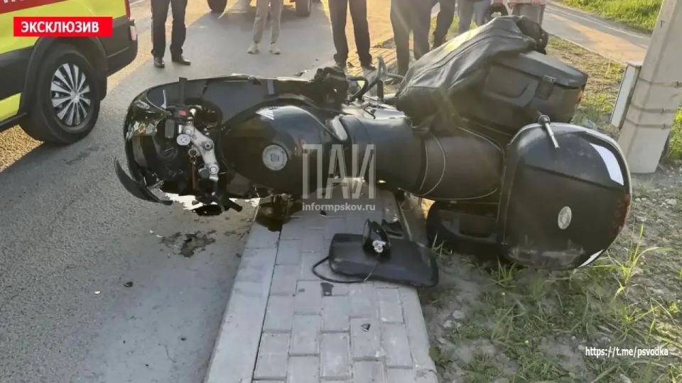 В Пскове, на Крестовском шоссе, у виадука, произошло столкновение мотоцикла и кроссовера В Пскове, на Крестовском шоссе, у виадука, произошло столкновение мотоцикла и кроссовера