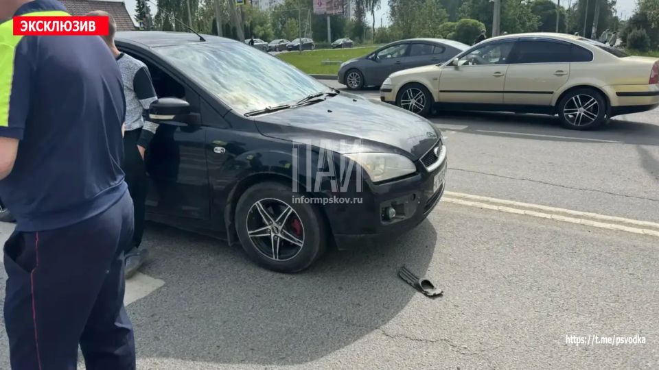 На перекрёстке улицы Рокоссовского и Рижского проспекта в Пскове велосипедист, проезжая по пешеходному переходу, столкнулся с автомобилем Ford На перекрёстке улицы Рокоссовского и Рижского проспекта в Пскове велосипедист, проезжая по пешеходному переходу, столкнулся с автомобилем Ford