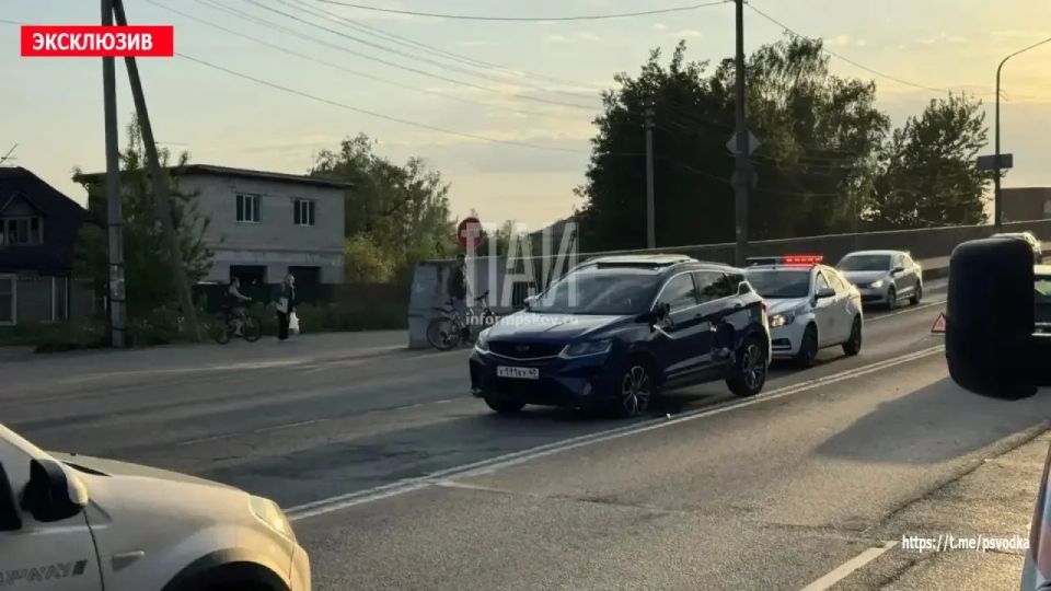 В Пскове, на Крестовском шоссе, у виадука, произошло столкновение мотоцикла и кроссовера В Пскове, на Крестовском шоссе, у виадука, произошло столкновение мотоцикла и кроссовера
