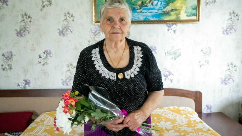 Родилась за месяц до войны: жительница деревни Окни Новосокольнического округа Антонина Васильева отметила 85-летие