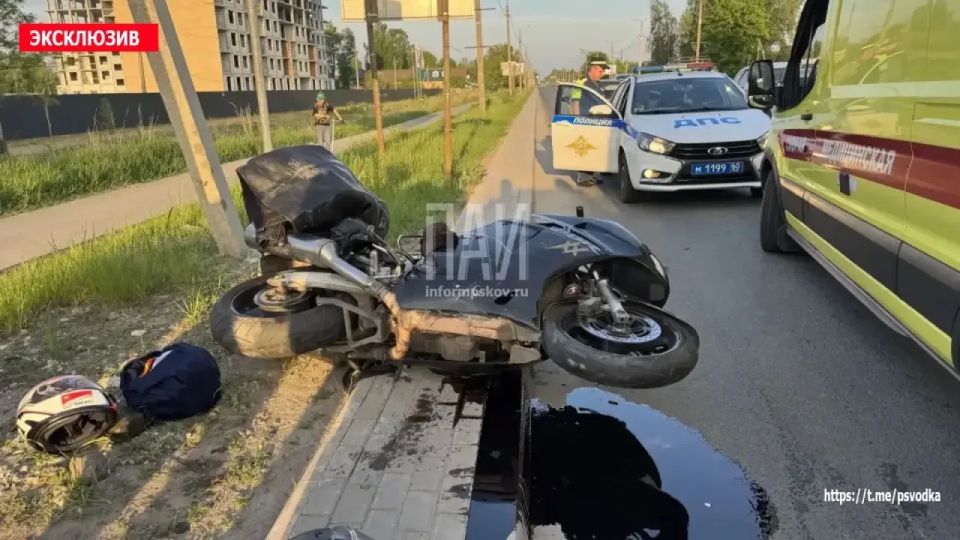 В Пскове, на Крестовском шоссе, у виадука, произошло столкновение мотоцикла и кроссовера В Пскове, на Крестовском шоссе, у виадука, произошло столкновение мотоцикла и кроссовера