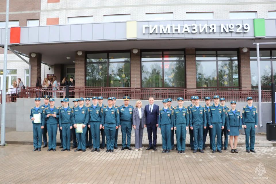 Итоги года: торжественное построение и последний звонок Итоги года: торжественное построение и последний звонок