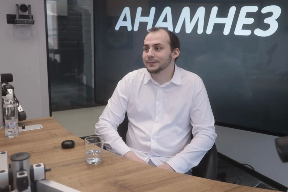 Усталость, слабость, сонливость, отёчное лицо, выпадение волос, запоры и набор веса свидетельствуют о проблемах со щитовидной железой