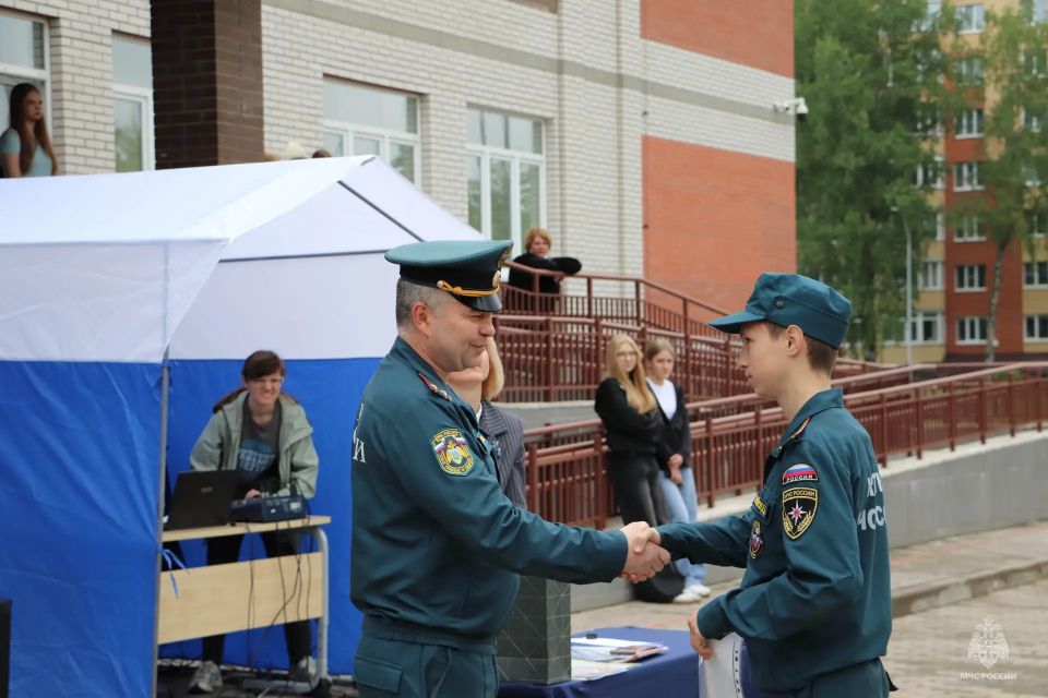 Итоги года: торжественное построение и последний звонок Итоги года: торжественное построение и последний звонок