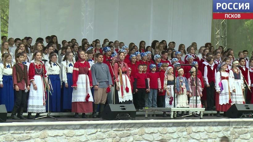 Сегодня в Зеленом театре Пскова прошел большой хоровой праздник, посвященный Дню славянской письменности и культуры