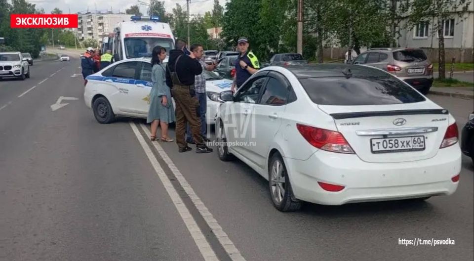 В Пскове, на улице Коммунальной, у дома № 58, водитель легкового автомобиля допустил наезд на ребенка В Пскове, на улице Коммунальной, у дома № 58, водитель легкового автомобиля допустил наезд на ребенка