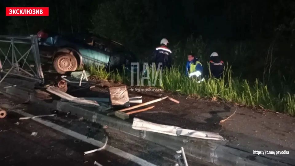 В Печорском районе, в деревне Городище, водитель автомобиля не справился с управлением, совершил столкновение с препятствием и съезд в кювет В Печорском районе, в деревне Городище, водитель автомобиля не справился с управлением, совершил столкновение с препятствием и съезд в кювет
