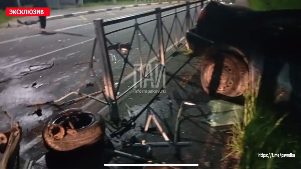 В Печорском районе, в деревне Городище, водитель автомобиля не справился с управлением, совершил столкновение с препятствием и съезд в кювет В Печорском районе, в деревне Городище, водитель автомобиля не справился с управлением, совершил столкновение с препятствием и съезд в кювет