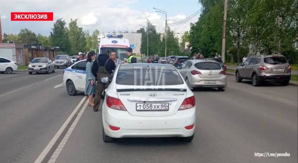 В Пскове, на улице Коммунальной, у дома № 58, водитель легкового автомобиля допустил наезд на ребенка В Пскове, на улице Коммунальной, у дома № 58, водитель легкового автомобиля допустил наезд на ребенка