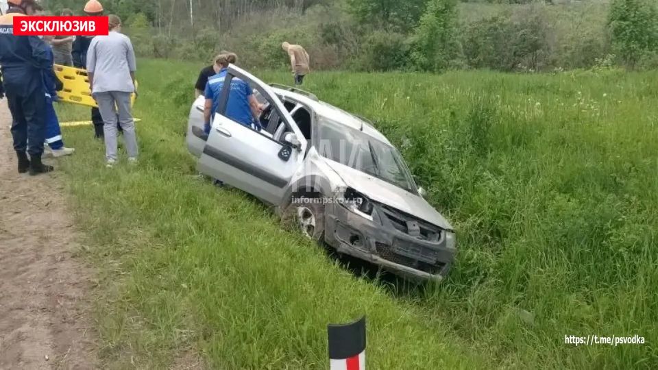 В Великолукском районе, у деревни Рудново, на 454-м километре трассы М-9 «Балтия», автомобиль Lada Largus съехал в кювет В Великолукском районе, у деревни Рудново, на 454-м километре трассы М-9 «Балтия», автомобиль Lada Largus съехал в кювет