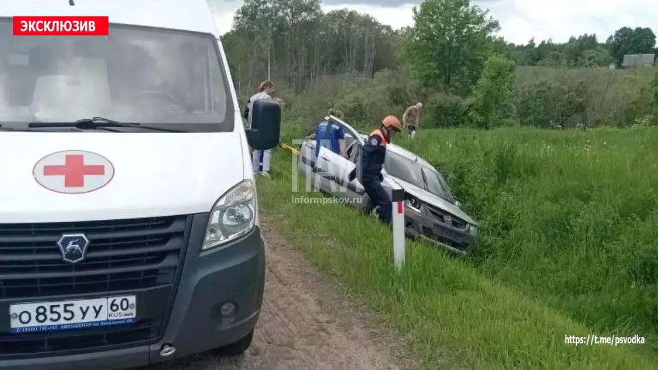 В Великолукском районе, у деревни Рудново, на 454-м километре трассы М-9 «Балтия», автомобиль Lada Largus съехал в кювет В Великолукском районе, у деревни Рудново, на 454-м километре трассы М-9 «Балтия», автомобиль Lada Largus съехал в кювет