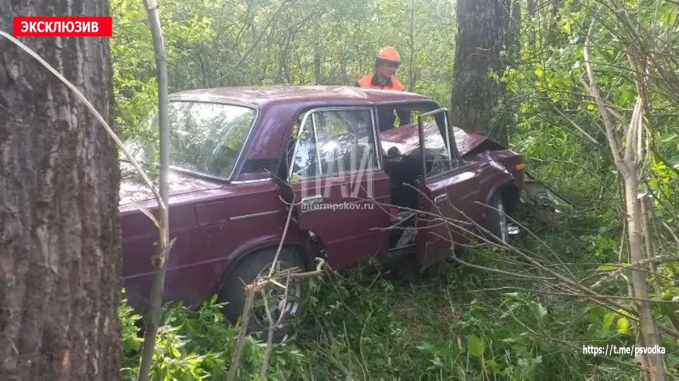 В Великолукском районе, на 658-м километре трассы А-122, автомобиль ВАЗ-2106 вылетел в кювет и протаранил дерево В Великолукском районе, на 658-м километре трассы А-122, автомобиль ВАЗ-2106 вылетел в кювет и протаранил дерево