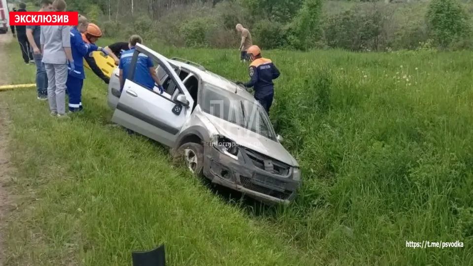 В Великолукском районе, у деревни Рудново, на 454-м километре трассы М-9 «Балтия», автомобиль Lada Largus съехал в кювет