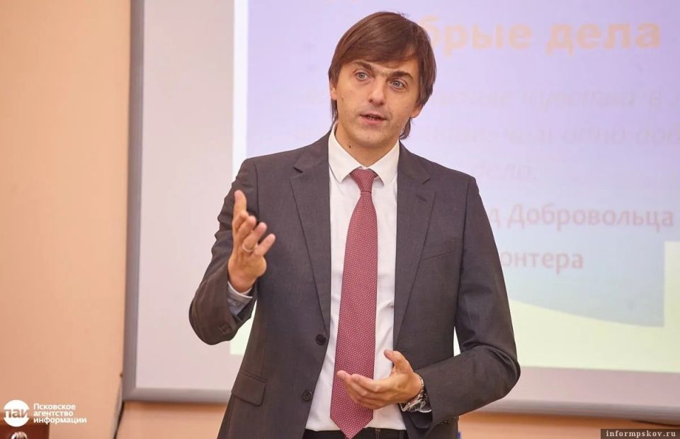 Глава Минпросвещения поздравил выпускников с последним звонком