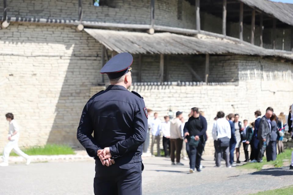 Полиция обеспечила безопасность граждан во время празднования последних звонков Полиция обеспечила безопасность граждан во время празднования последних звонков