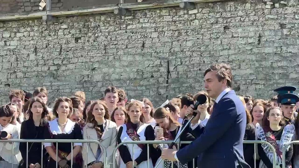Последний звонок прозвучал сегодня для выпускников Псковской области