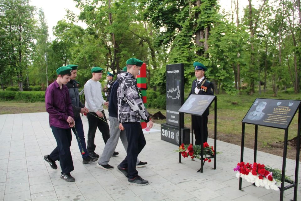 Аллею памяти в честь погибших пограничников открыли в Пыталово Аллею памяти в честь погибших пограничников открыли в Пыталово