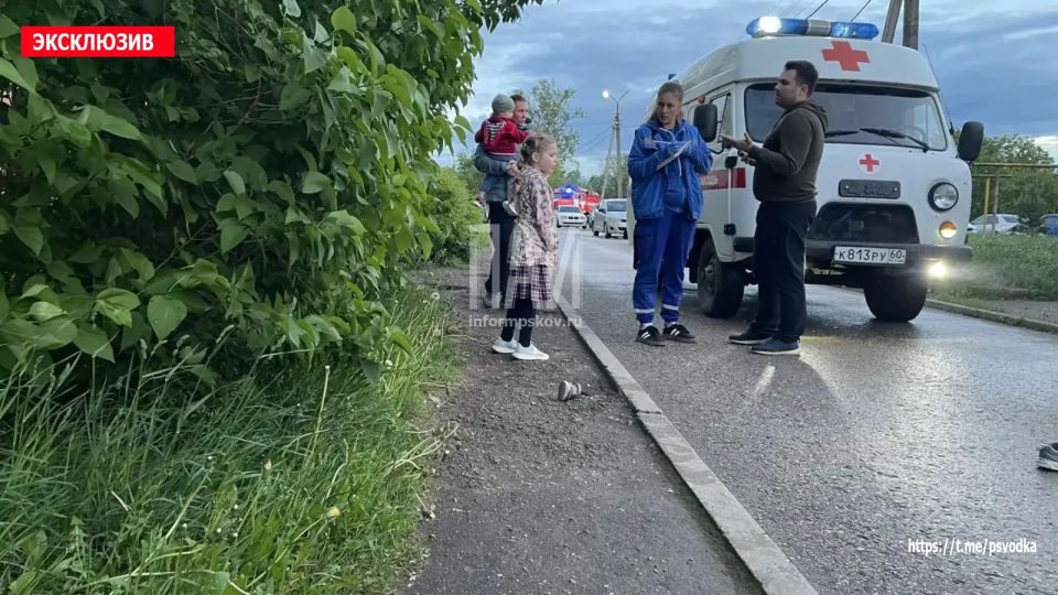 В Острове, на улице Меркурьева у дома 22, водитель автомобиля ВАЗ-2115 совершил наезд на девочку 4 лет В Острове, на улице Меркурьева у дома 22, водитель автомобиля ВАЗ-2115 совершил наезд на девочку 4 лет