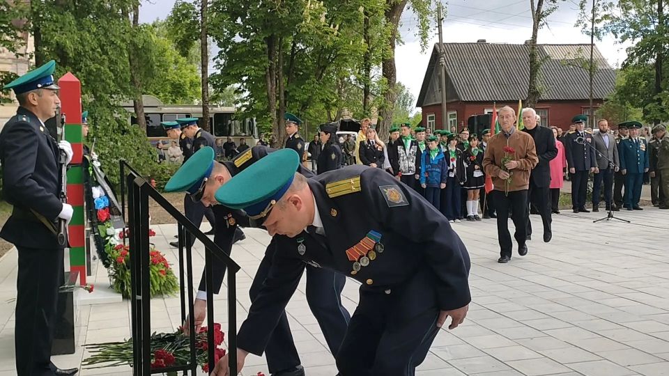 Аллею памяти в честь погибших пограничников открыли в Пыталово Аллею памяти в честь погибших пограничников открыли в Пыталово