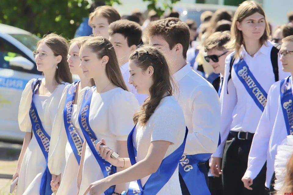 «День, который бывает раз в жизни» — Шествие выпускников 2026 года в Пскове «День, который бывает раз в жизни» — Шествие выпускников 2026 года в Пскове
