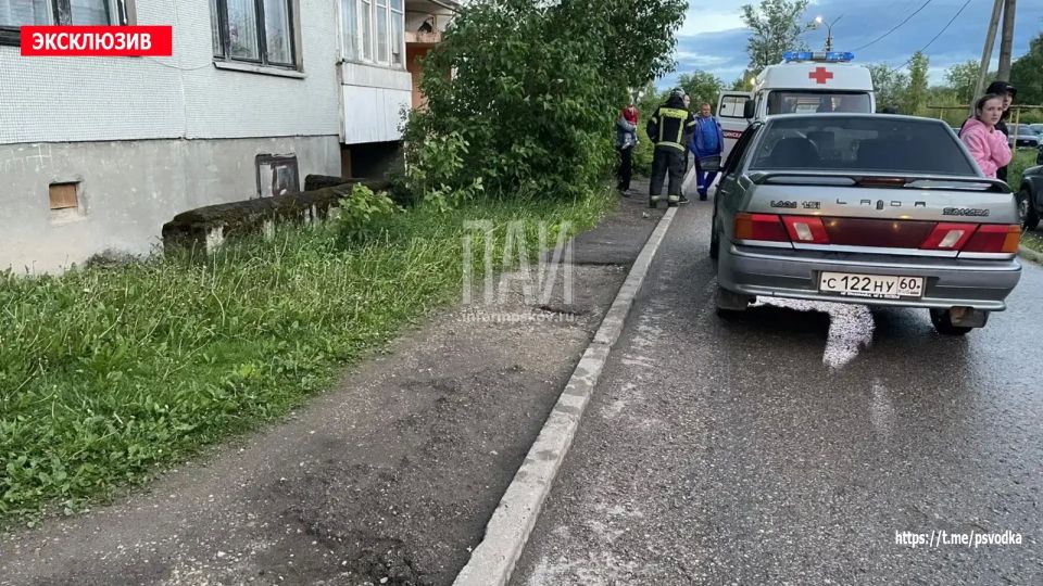 В Острове, на улице Меркурьева у дома 22, водитель автомобиля ВАЗ-2115 совершил наезд на девочку 4 лет В Острове, на улице Меркурьева у дома 22, водитель автомобиля ВАЗ-2115 совершил наезд на девочку 4 лет