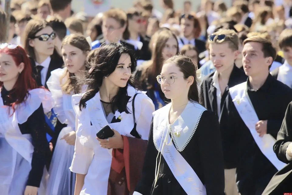«День, который бывает раз в жизни» — Шествие выпускников 2026 года в Пскове «День, который бывает раз в жизни» — Шествие выпускников 2026 года в Пскове