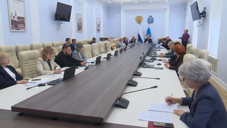 Преимущество для детей педагогов и статус для НКО: два законопроекта одобрили в Псковском областном Собрании