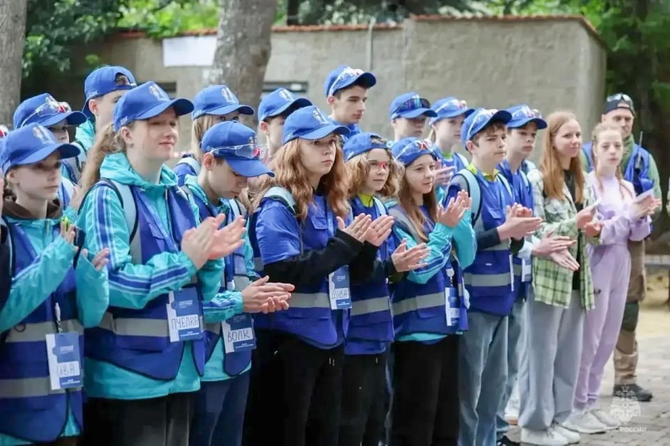 Сотрудники Главного управления обучили юных волонтеров-поисковиков в "Артеке" Сотрудники Главного управления обучили юных волонтеров-поисковиков в "Артеке"