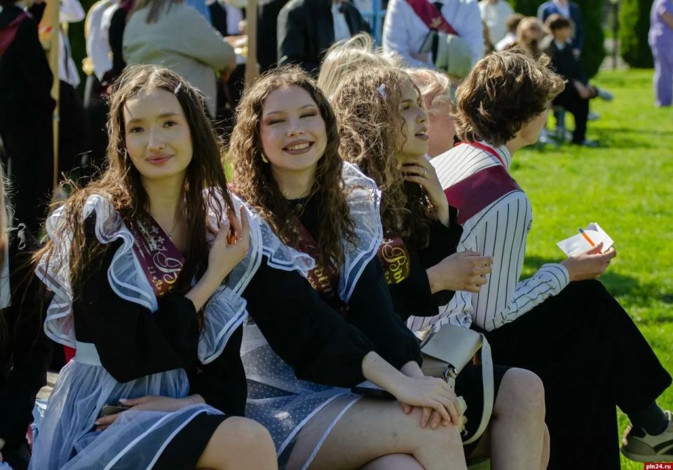 «День, который бывает раз в жизни» — Шествие выпускников 2026 года в Пскове «День, который бывает раз в жизни» — Шествие выпускников 2026 года в Пскове