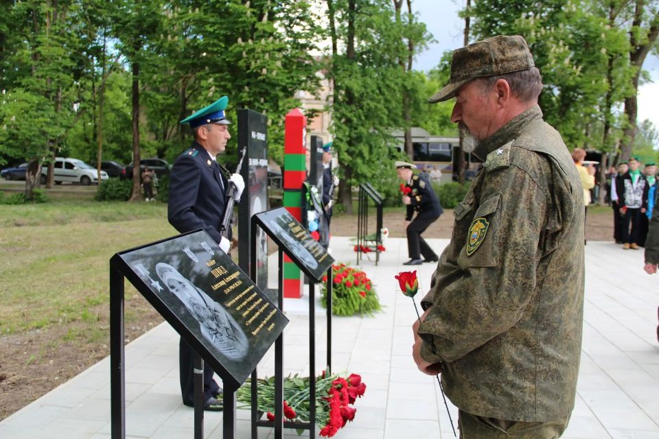 Аллею памяти в честь погибших пограничников открыли в Пыталово Аллею памяти в честь погибших пограничников открыли в Пыталово