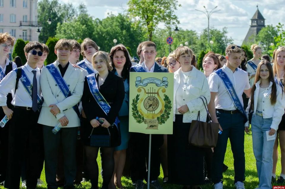 «День, который бывает раз в жизни» — Шествие выпускников 2026 года в Пскове «День, который бывает раз в жизни» — Шествие выпускников 2026 года в Пскове