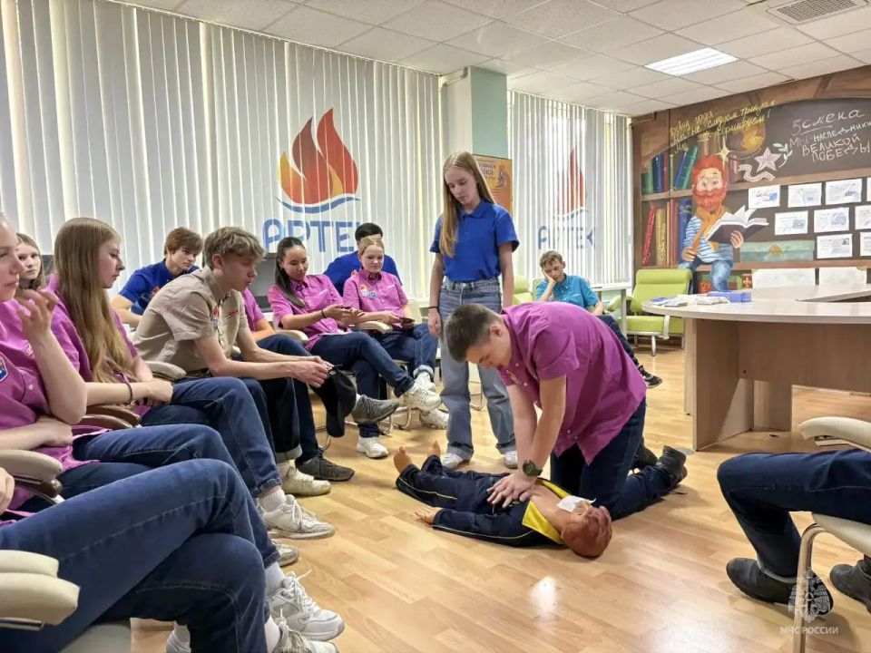 Сотрудники Главного управления обучили юных волонтеров-поисковиков в "Артеке" Сотрудники Главного управления обучили юных волонтеров-поисковиков в "Артеке"