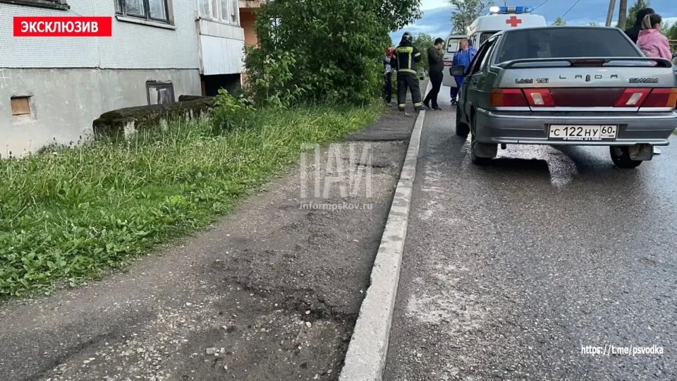 В Острове, на улице Меркурьева у дома 22, водитель автомобиля ВАЗ-2115 совершил наезд на девочку 4 лет В Острове, на улице Меркурьева у дома 22, водитель автомобиля ВАЗ-2115 совершил наезд на девочку 4 лет