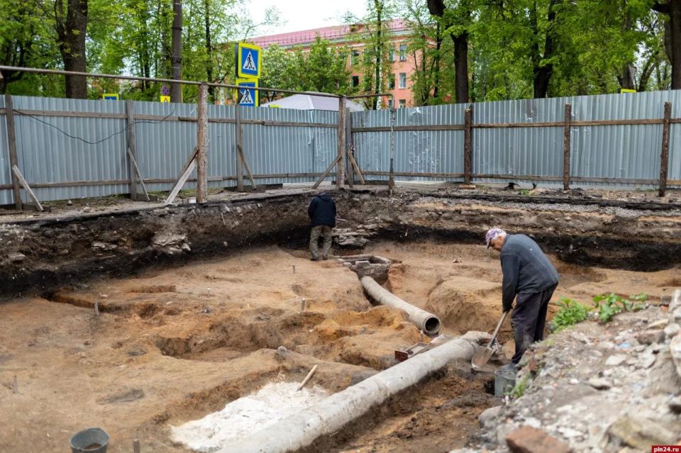 Коктейль эпох. Один из интересных для изучения участков Пскова в этом археологическом сезоне — территория объекта культурного наследия регионального значения «Усадьба А.П. Андреева» на улице Олега Кошевого Коктейль эпох. Один из интересных для изучения участков Пскова в этом археологическом сезоне — территория объекта культурного наследия регионального значения «Усадьба А.П. Андреева» на улице Олега Кошевого