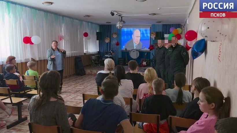 Бойцы ОМОН "Кром" навестили воспитанников Печорского центра помощи детям Бойцы ОМОН "Кром" навестили воспитанников Печорского центра помощи детям