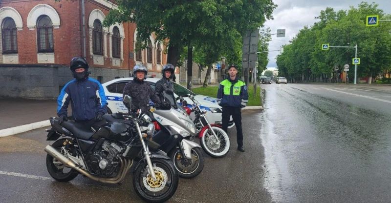 В Великих Луках состоялась акция «Безопасный мотосезон» В Великих Луках состоялась акция «Безопасный мотосезон»
