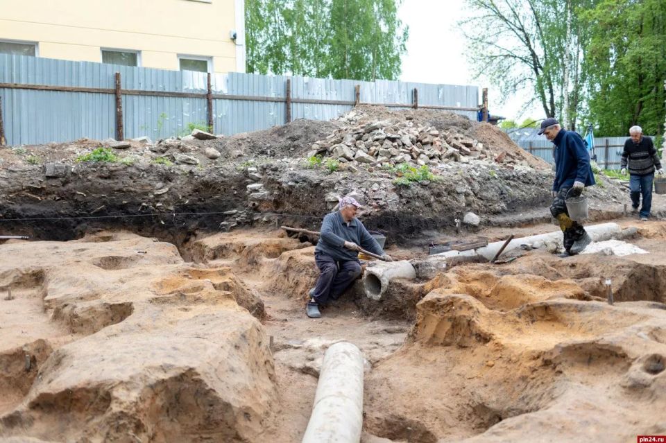 Коктейль эпох. Один из интересных для изучения участков Пскова в этом археологическом сезоне — территория объекта культурного наследия регионального значения «Усадьба А.П. Андреева» на улице Олега Кошевого Коктейль эпох. Один из интересных для изучения участков Пскова в этом археологическом сезоне — территория объекта культурного наследия регионального значения «Усадьба А.П. Андреева» на улице Олега Кошевого