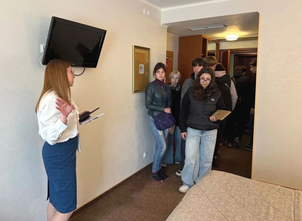 Сегодня учащиеся школы города Остров стали участниками второй профориентационной экскурсии, инициированной Министерством туризма Псковской области Сегодня учащиеся школы города Остров стали участниками второй профориентационной экскурсии, инициированной Министерством туризма Псковской области
