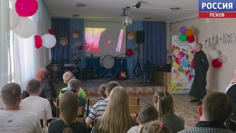 Бойцы ОМОН "Кром" навестили воспитанников Печорского центра помощи детям Бойцы ОМОН "Кром" навестили воспитанников Печорского центра помощи детям