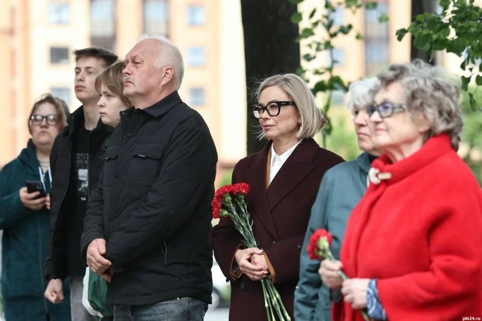 В Пскове установили мемориальную доску основателю Детской художественной школы В Пскове установили мемориальную доску основателю Детской художественной школы