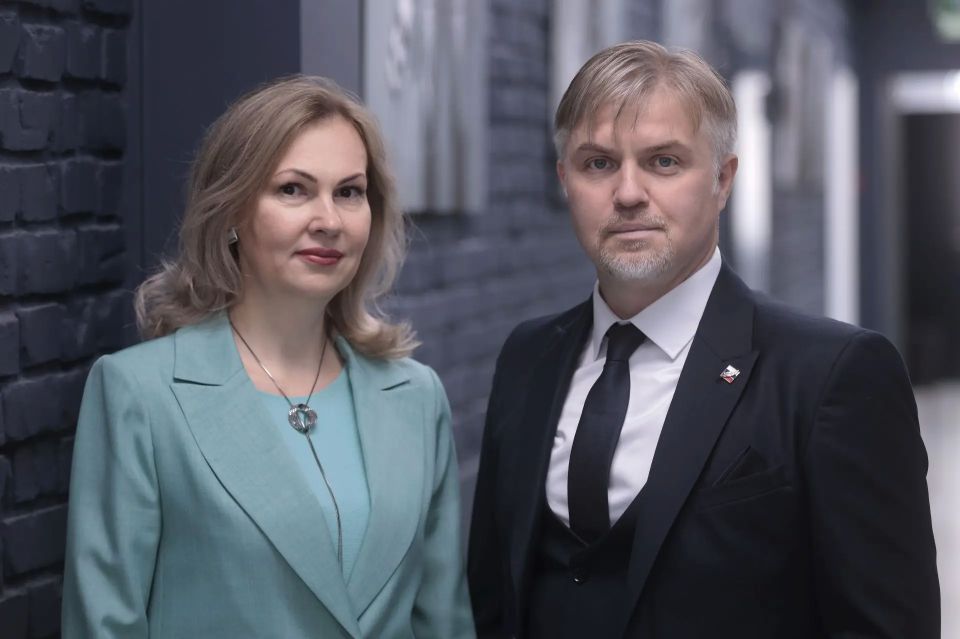 Поэт, писатель, творческий путешественник, меценат, коллекционер, основатель культурно-просветительского центра «Все дороги ведут в РИфМу» Сергей Бурыкин и бренд-продюсер, руководитель проекта «Все дороги ведут в РИфМу»...