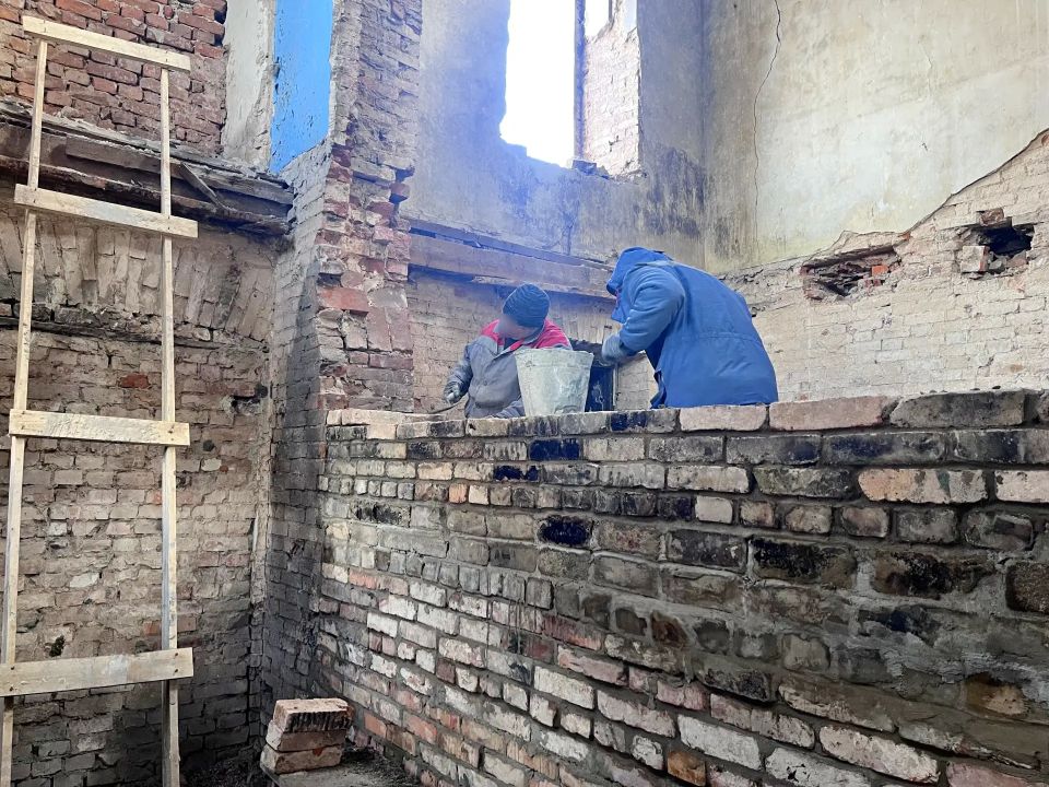 Осужденные к принудительным работам помогают в благоустройстве псковского храма «Старое Вознесение»