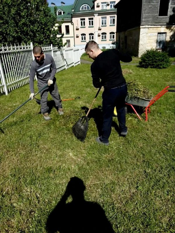Осужденные к принудительным работам помогают в благоустройстве псковского храма «Старое Вознесение» Осужденные к принудительным работам помогают в благоустройстве псковского храма «Старое Вознесение»