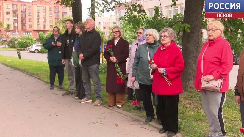 Графику и педагогу. В Пскове открыли мемориальную доску Валентину Васильеву Графику и педагогу. В Пскове открыли мемориальную доску Валентину Васильеву