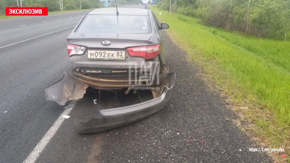 В Куньинском районе, на 443-м километре трассы М-9 «Рига-Москва», произошло столкновение автомобиля Kia Rio и микроавтобуса Iveco