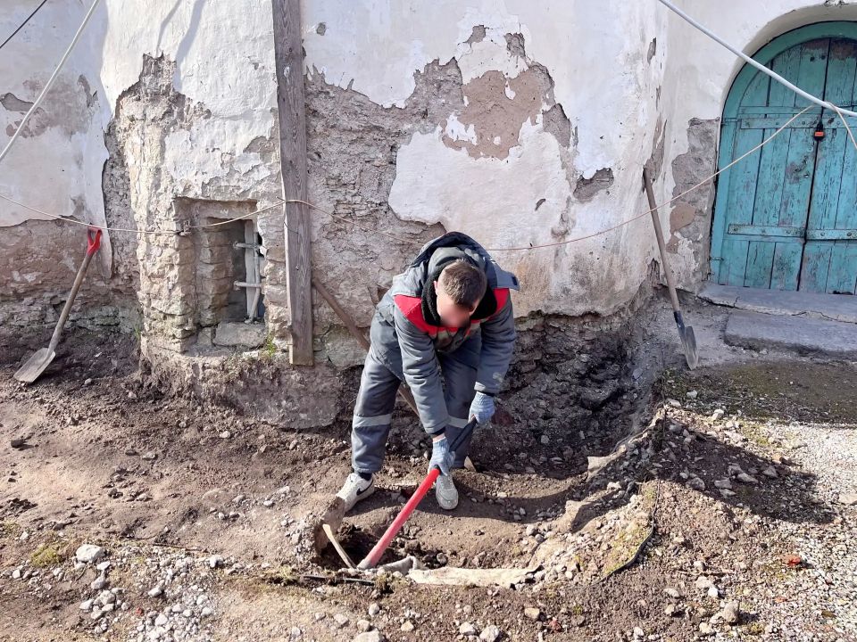 Осужденные к принудительным работам помогают в благоустройстве псковского храма «Старое Вознесение» Осужденные к принудительным работам помогают в благоустройстве псковского храма «Старое Вознесение»